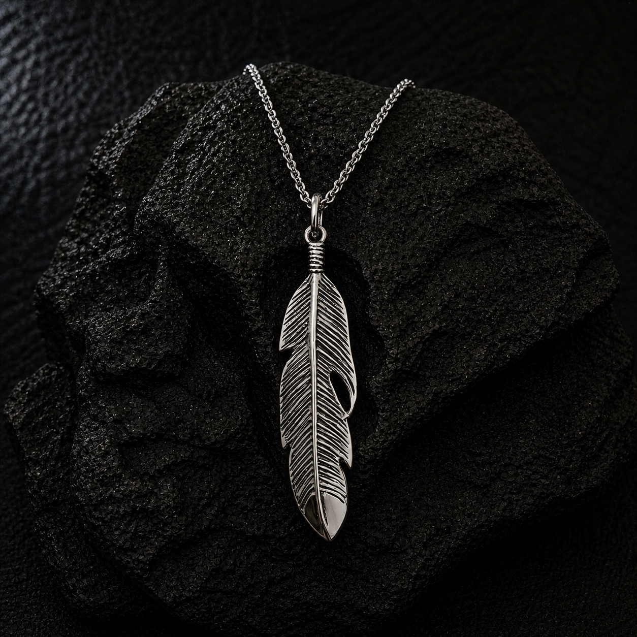 🪶 Vintage Feather Pendant Necklace