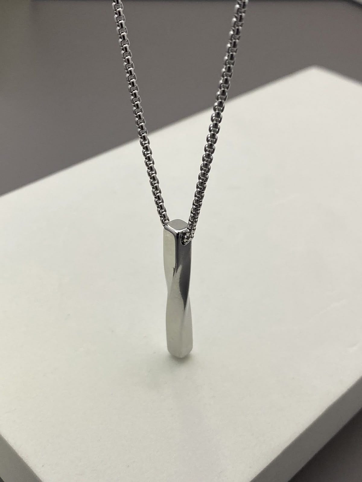✨ Minimal Edge Bar Pendant Necklace
