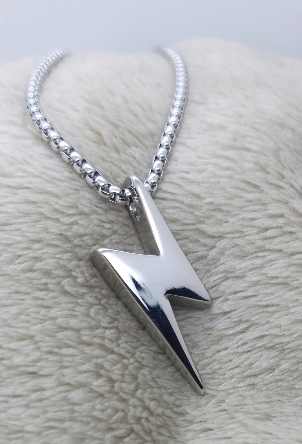 ⚡ Lightning Bolt Pendant Necklace